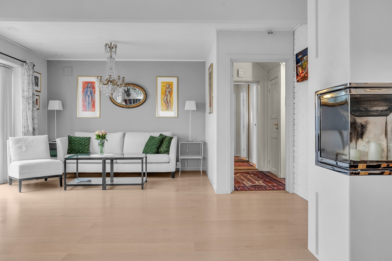 Fra gangen ledes du videre til en stor og åpen stue Galleribilde