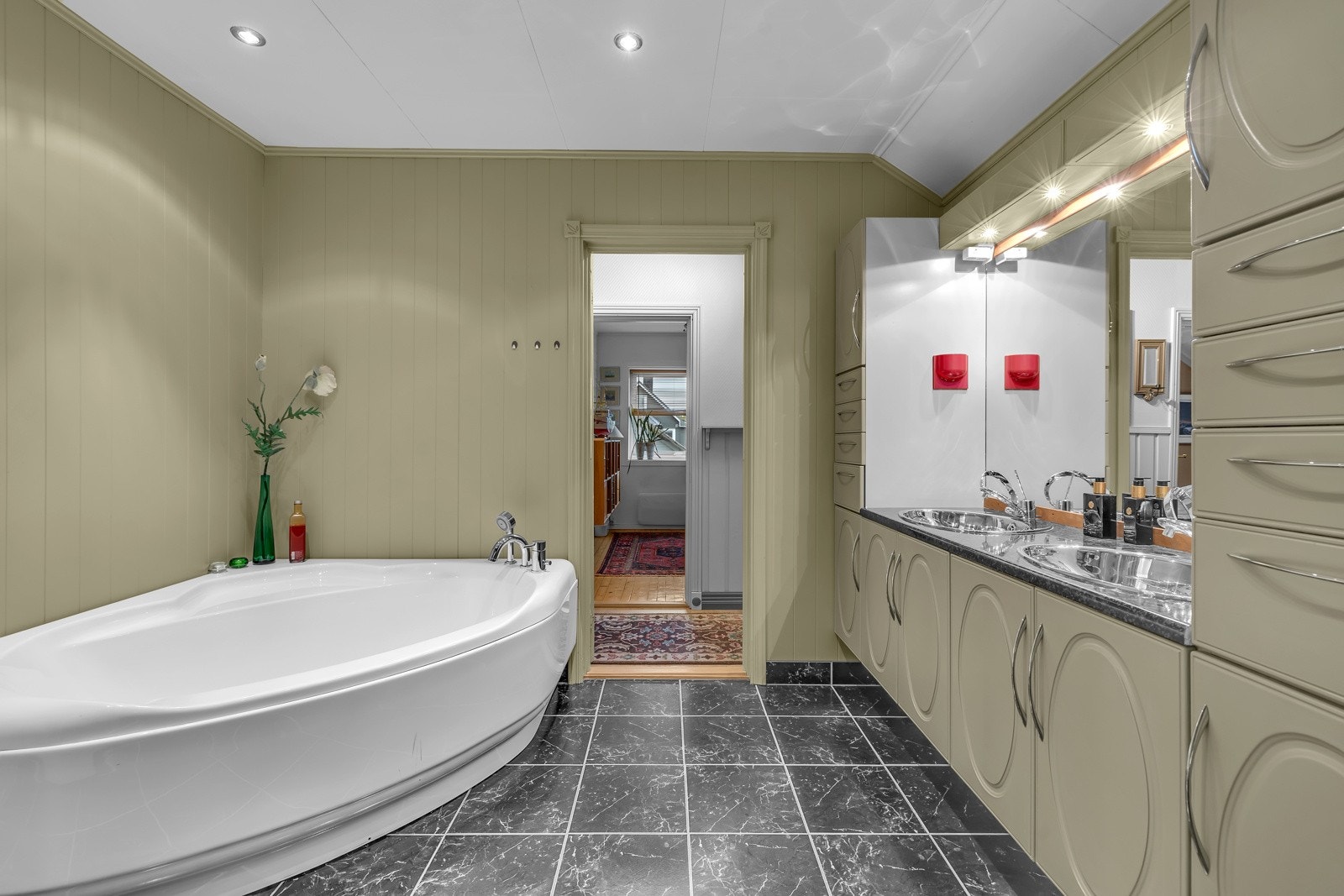 Badet er i overkant av 10m2 Galleribilde