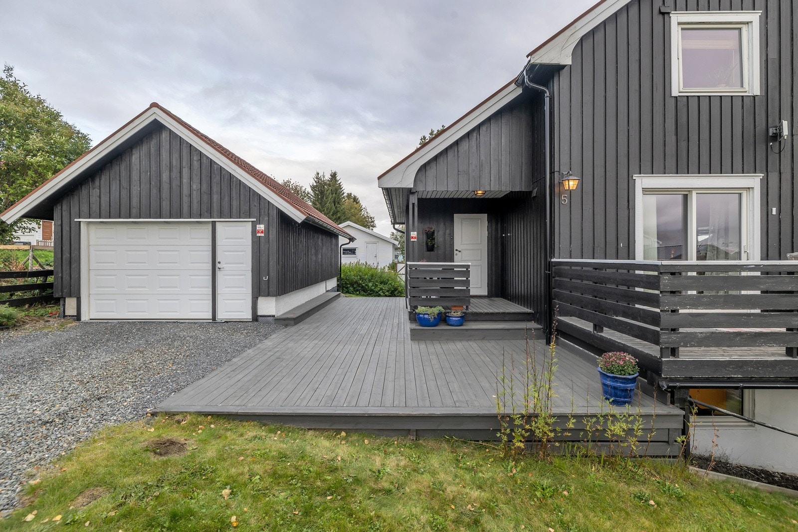 Eiendommen byr bl.a. på garasje på 35m3, ett koselig inngangsparti og stor sørvendt veranda m.m. Galleribilde