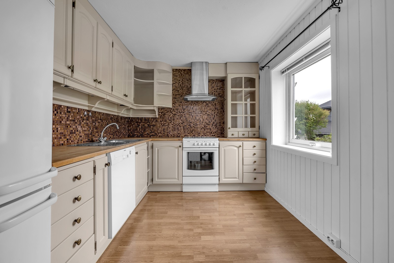 Pent kjøkken med god skap- og benkeplass Galleribilde