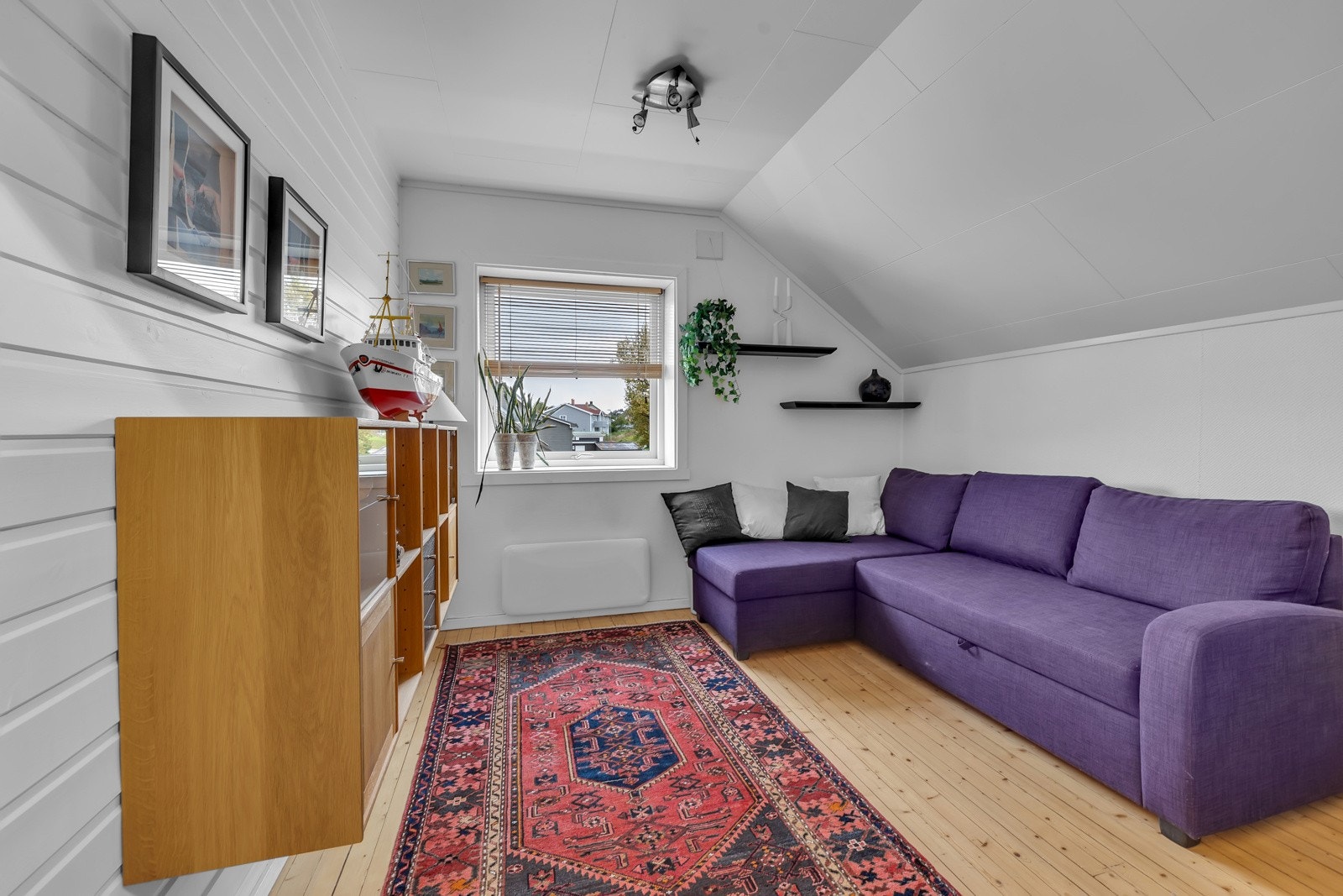 Soverom 1 mot sør-vest i 2. etasje og er i overkant av 9m2 Galleribilde