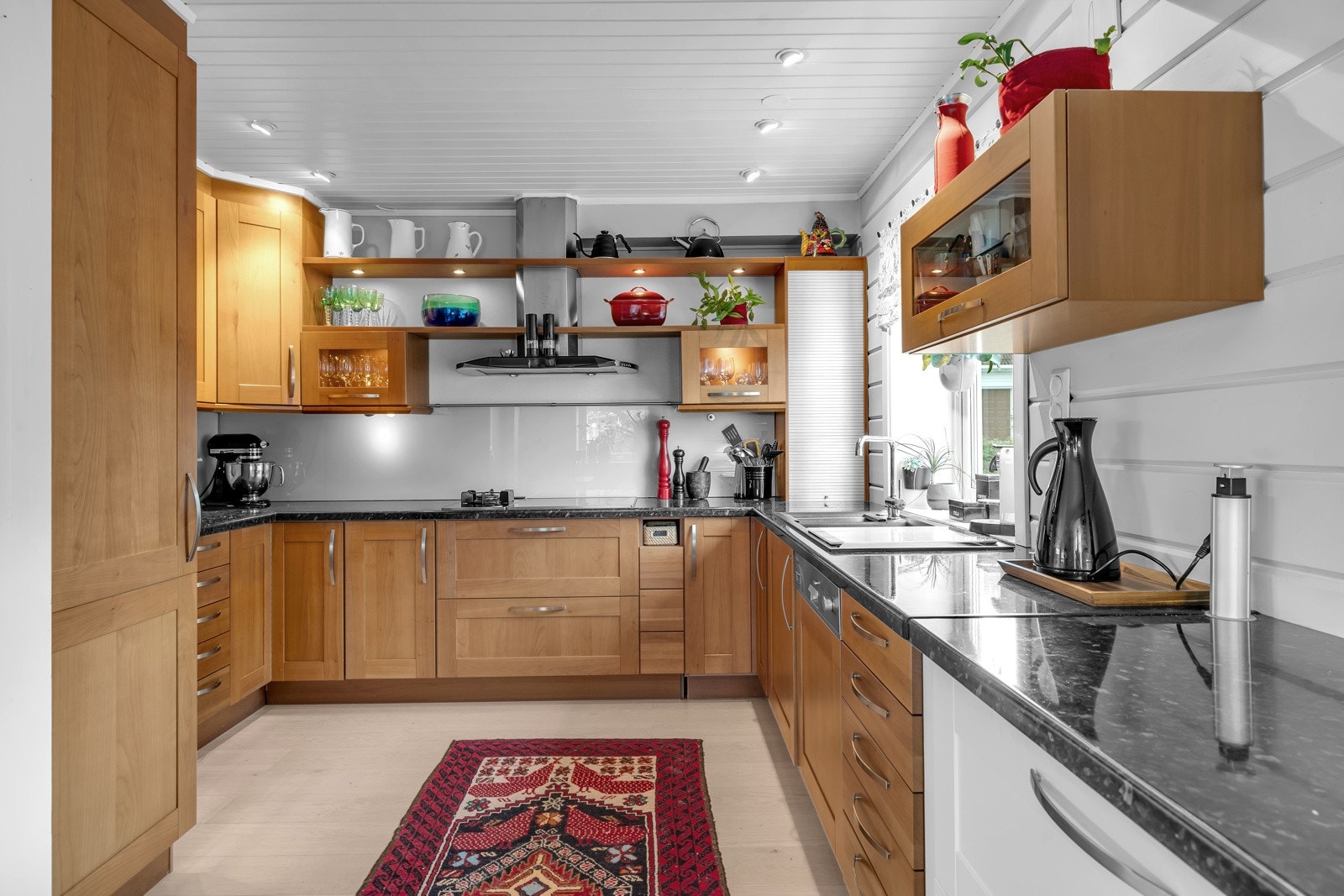 Kjøkkenet er svært innholdsrikt Galleribilde