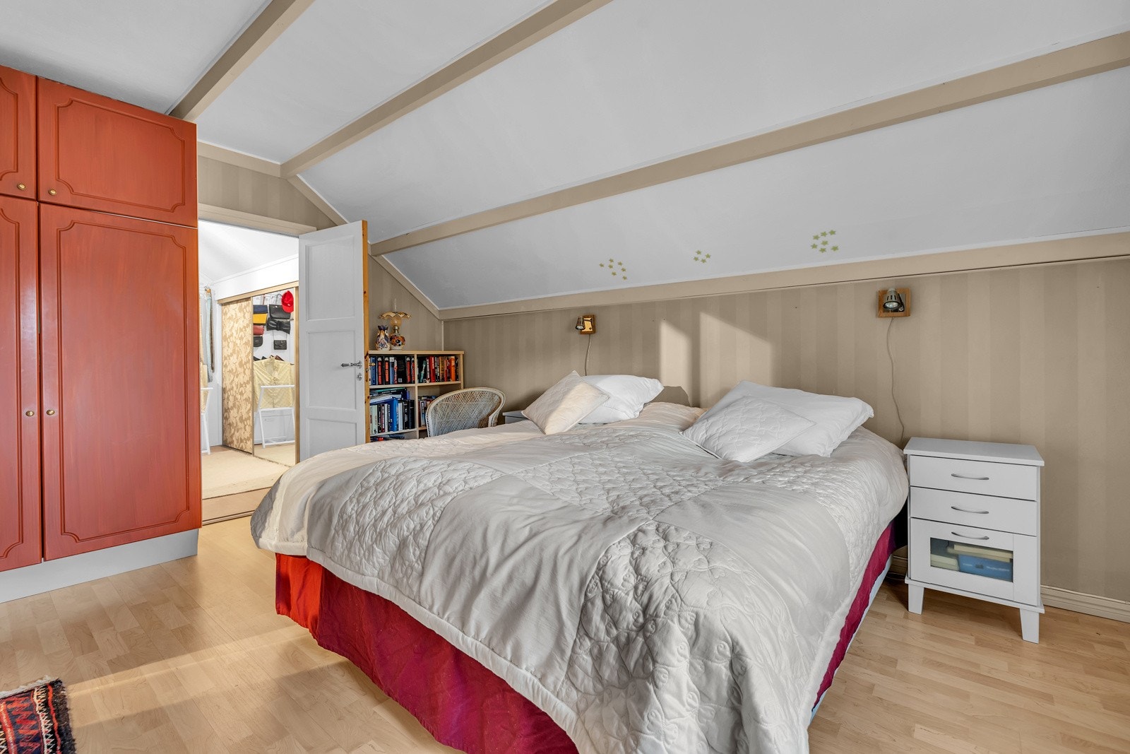 Fra soverom 2 ledes du til soverom 3 som i dag nyttes som walk-in garderobe Galleribilde