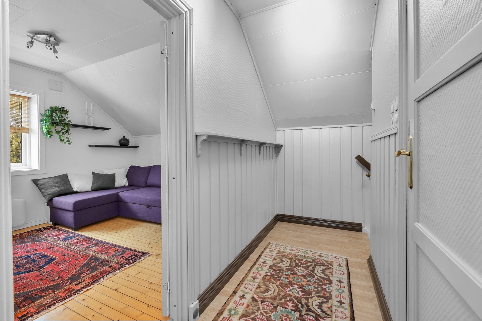 I 2. etasje finner du trappegang, gang, 3 soverom og stort bad Galleribilde