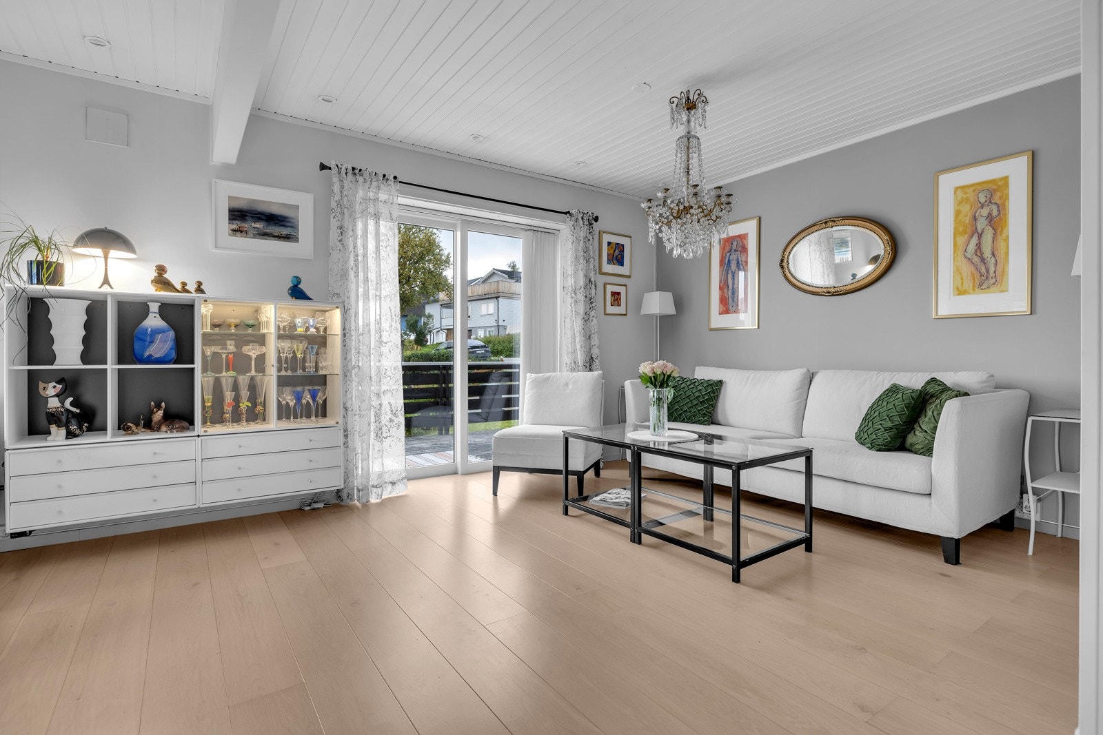 Stua er malt i fin farge, har godt med lysinnslipp og utgang til stor sørvendt veranda Galleribilde