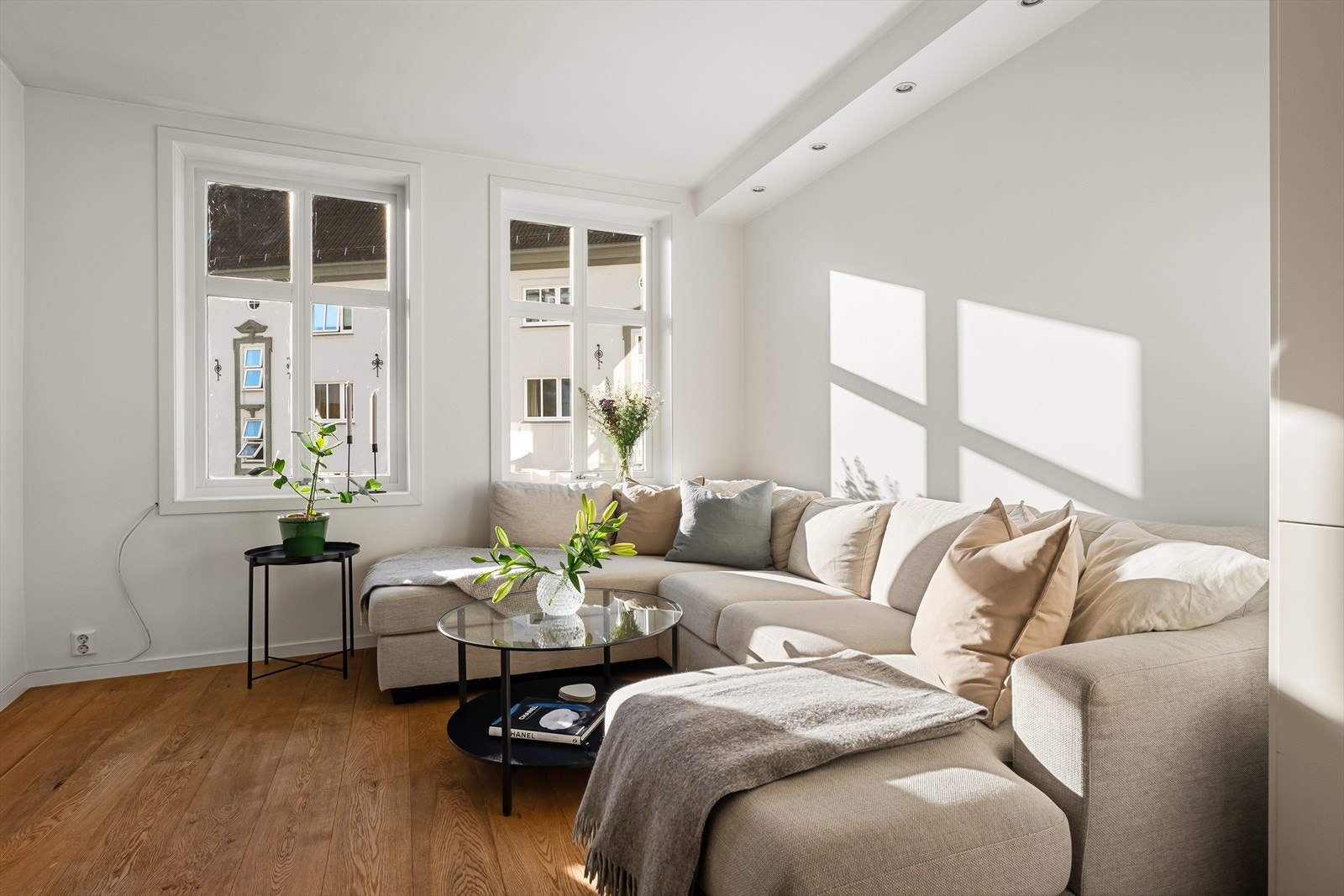Stuen er lys og trivelig med lekre downlights i himling. Galleribilde