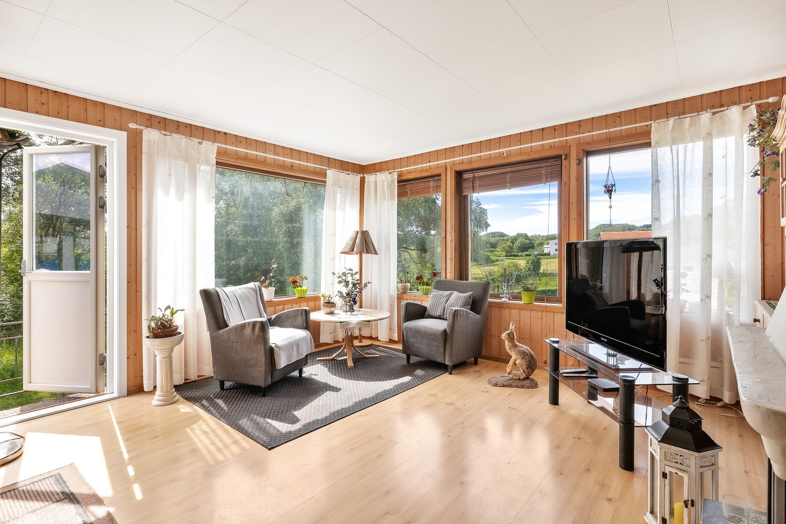 Godt lysinnslipp fra store vindusflater Galleribilde