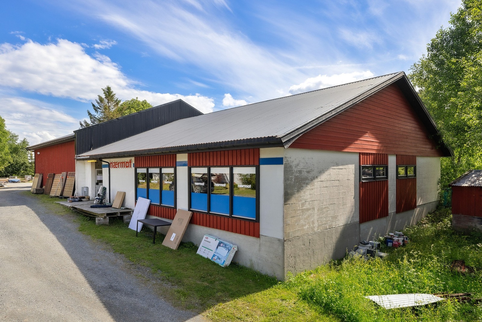 Eiendommen består av enebolig og industribygg/lager/butikk Galleribilde