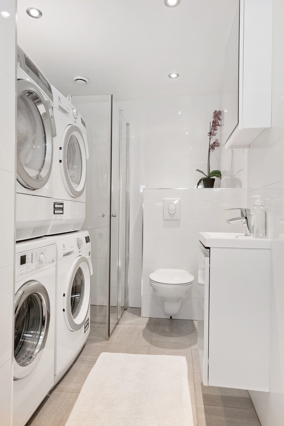 Tiltalende flislagt bad med elektriske varmekabler og downlights. Store, moderne fliser samt gode oppbevaringsmuligheter. Galleribilde