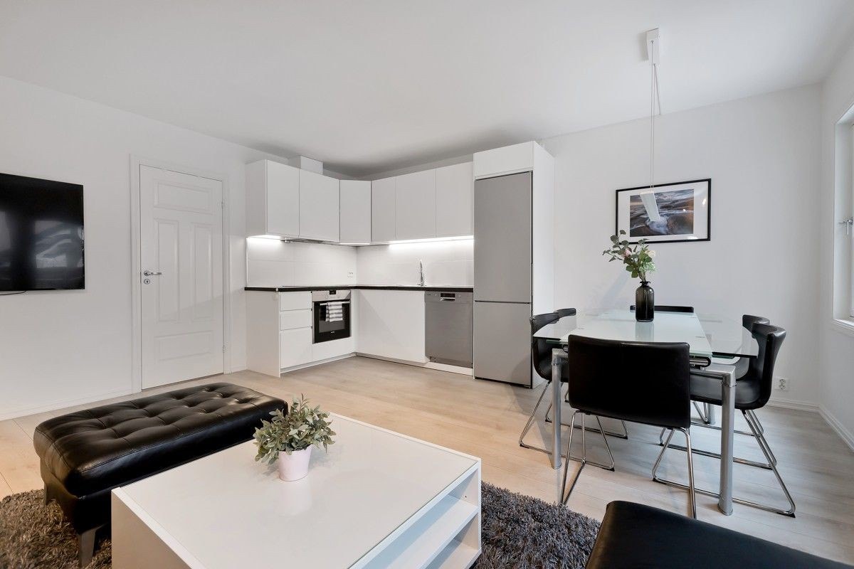 Gjennomgående planløsning med store vindusflater som slipper inn rikelig med naturlig lys. Galleribilde