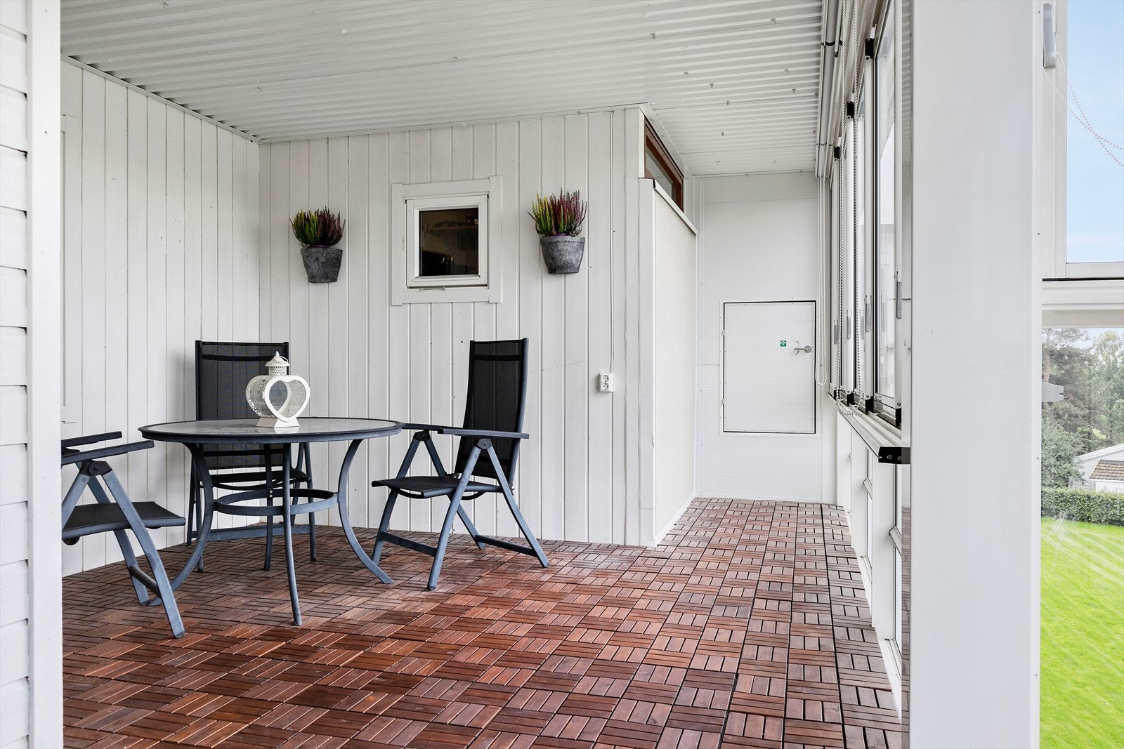 Lun og fin uteplass. Galleribilde