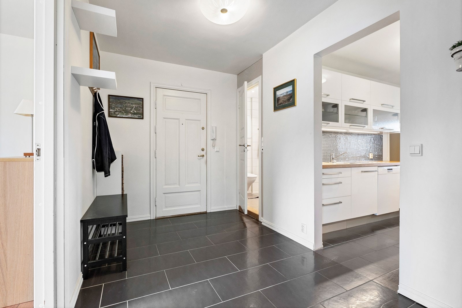 Entréen gir et fint førsteinntrykk og her er det plass til å henge fra seg yttertøy. Galleribilde