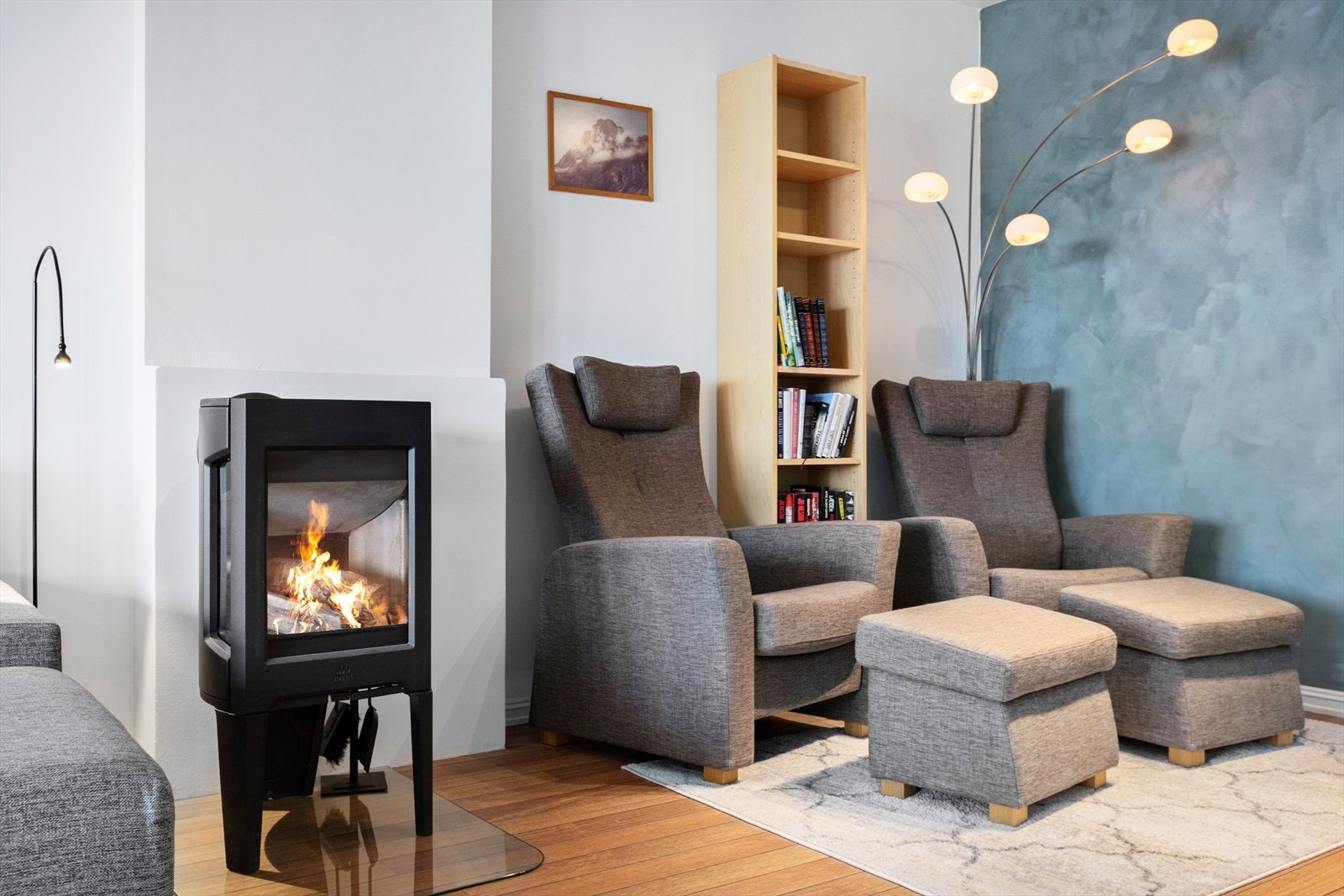 Det er vedovn i stue som er godt å fyre i på kalde dager. Galleribilde