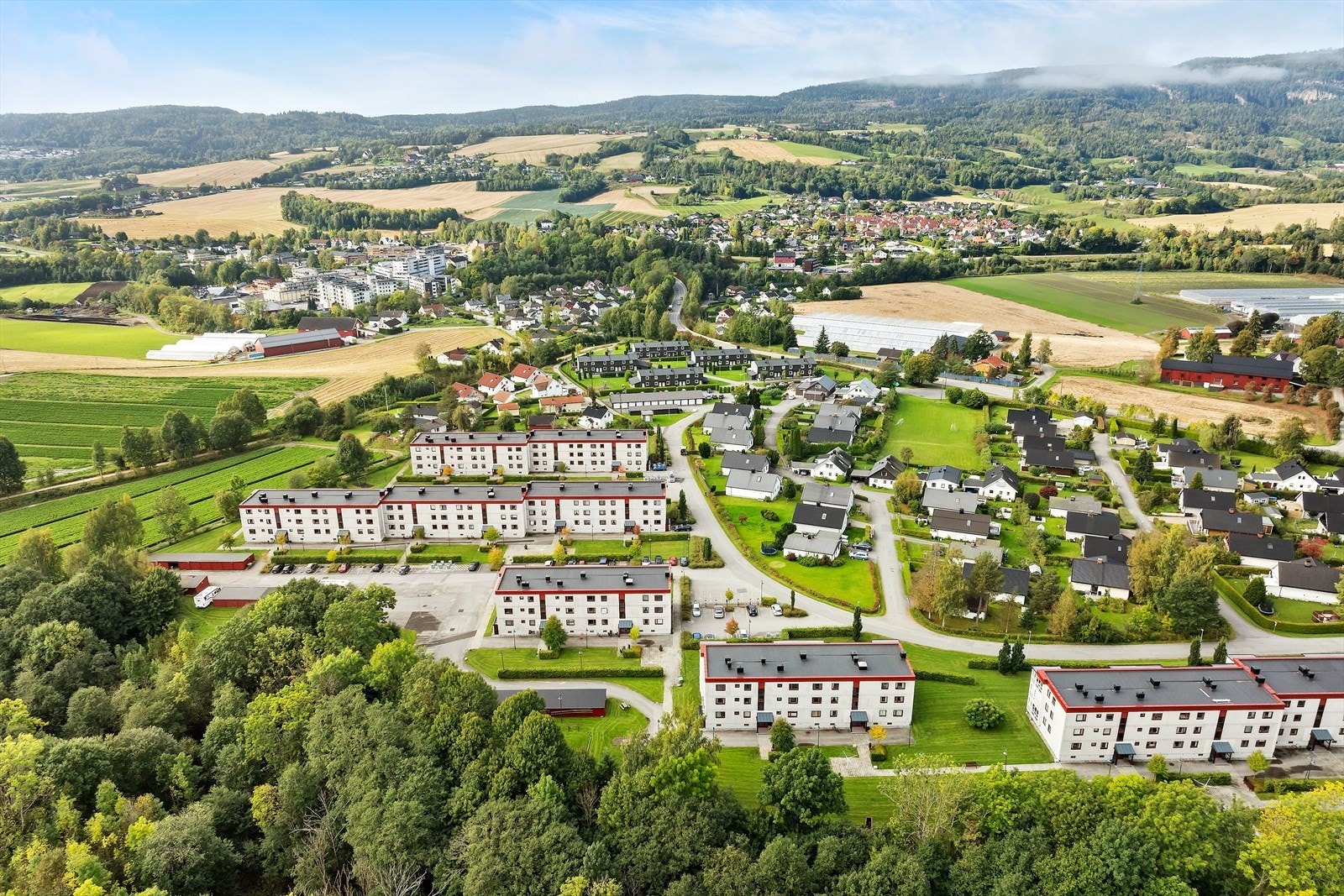 Kort vei til både barneskole og ungdomsskole samt barnehage. Galleribilde