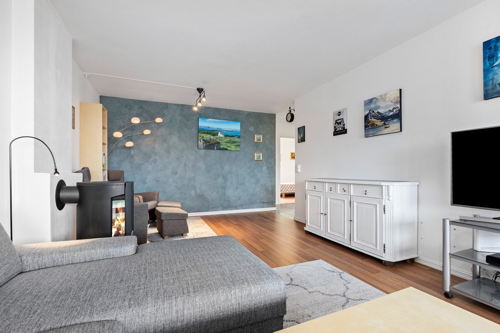 I stuen er det lyse vegger med en kontrastvegg, på gulv er det laminat skipsgulv som gir en lun og fin atmosfære. Galleribilde