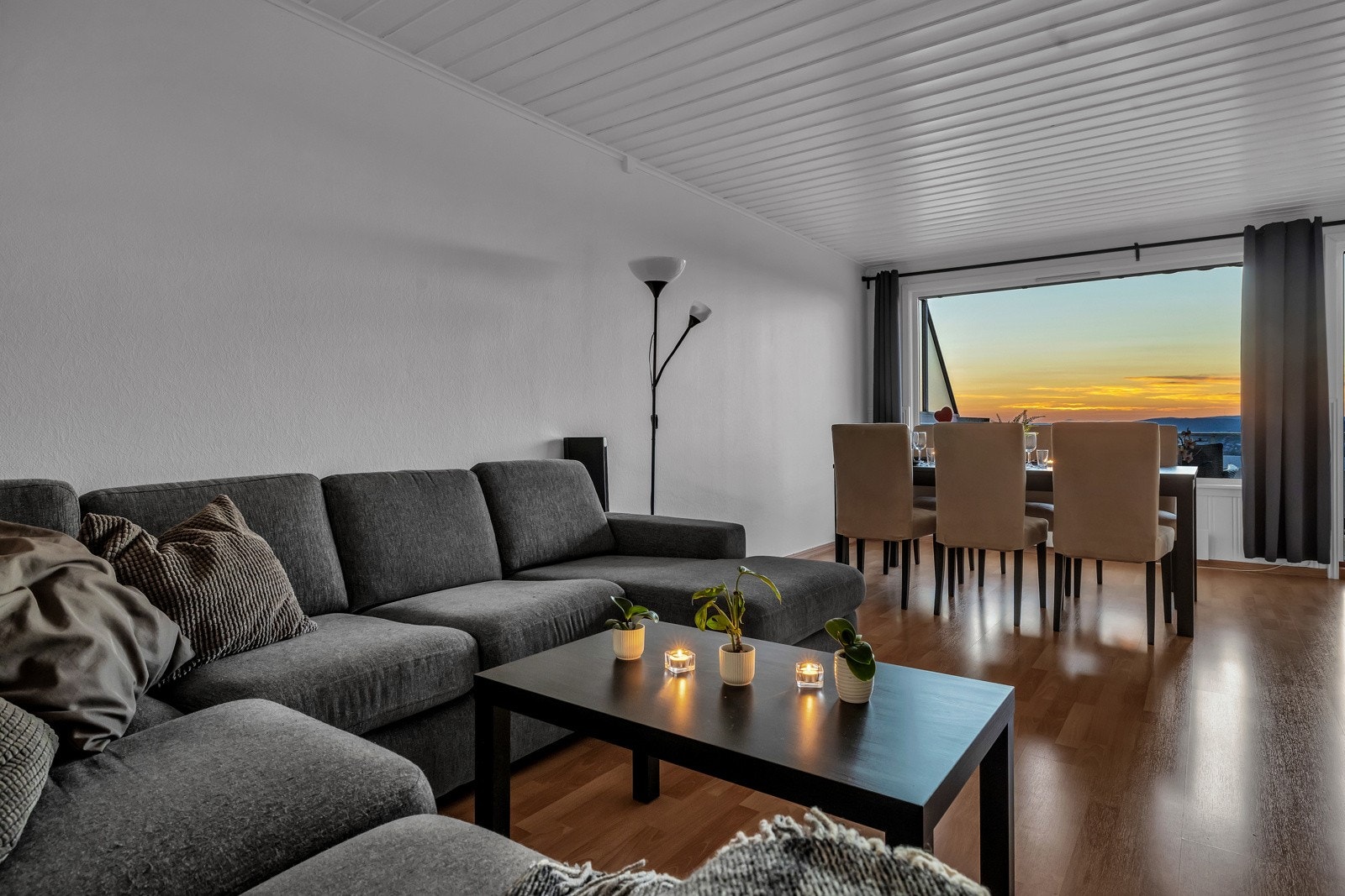 Det er fantastisk utsikt fra stuevinduet som også sørger for rikelig lysinnslipp inn til rommet - helt uten innsyn Galleribilde