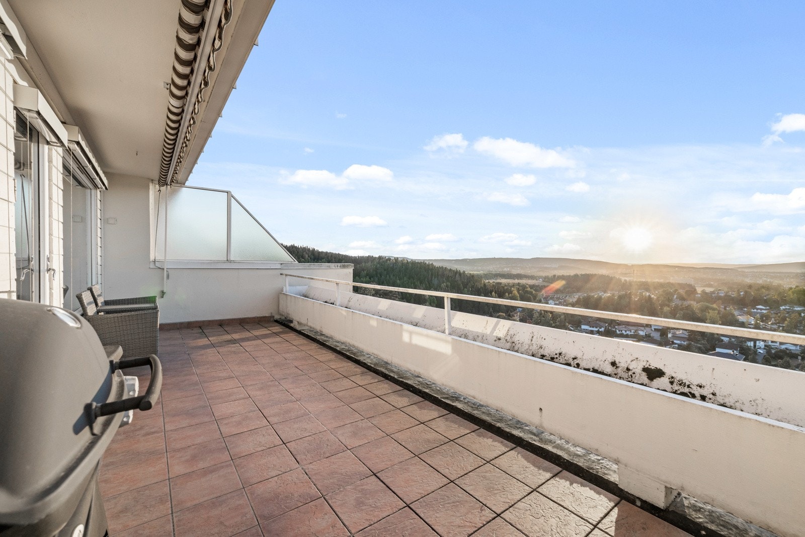Terrassen på 18m² vender mot vest og har dermed glimrende solforhold. Utsikten er også helt upåklagelig. Galleribilde