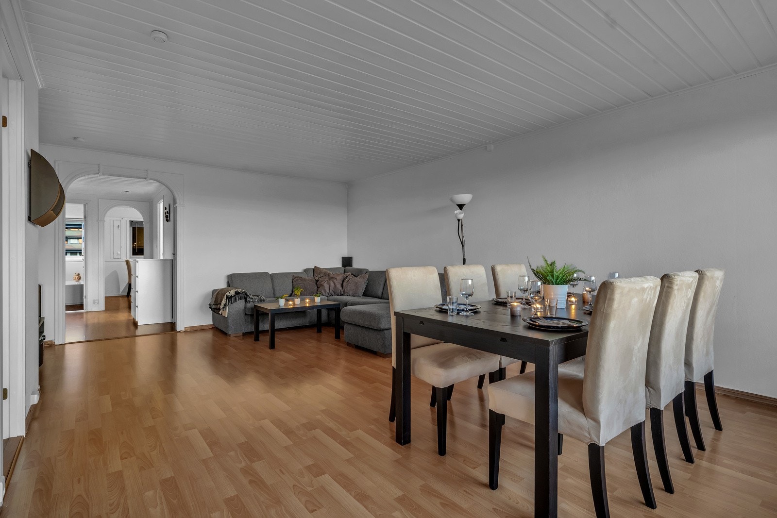 Stuen har en romslig utforming med plass til både sofagruppe og spisebord. Galleribilde