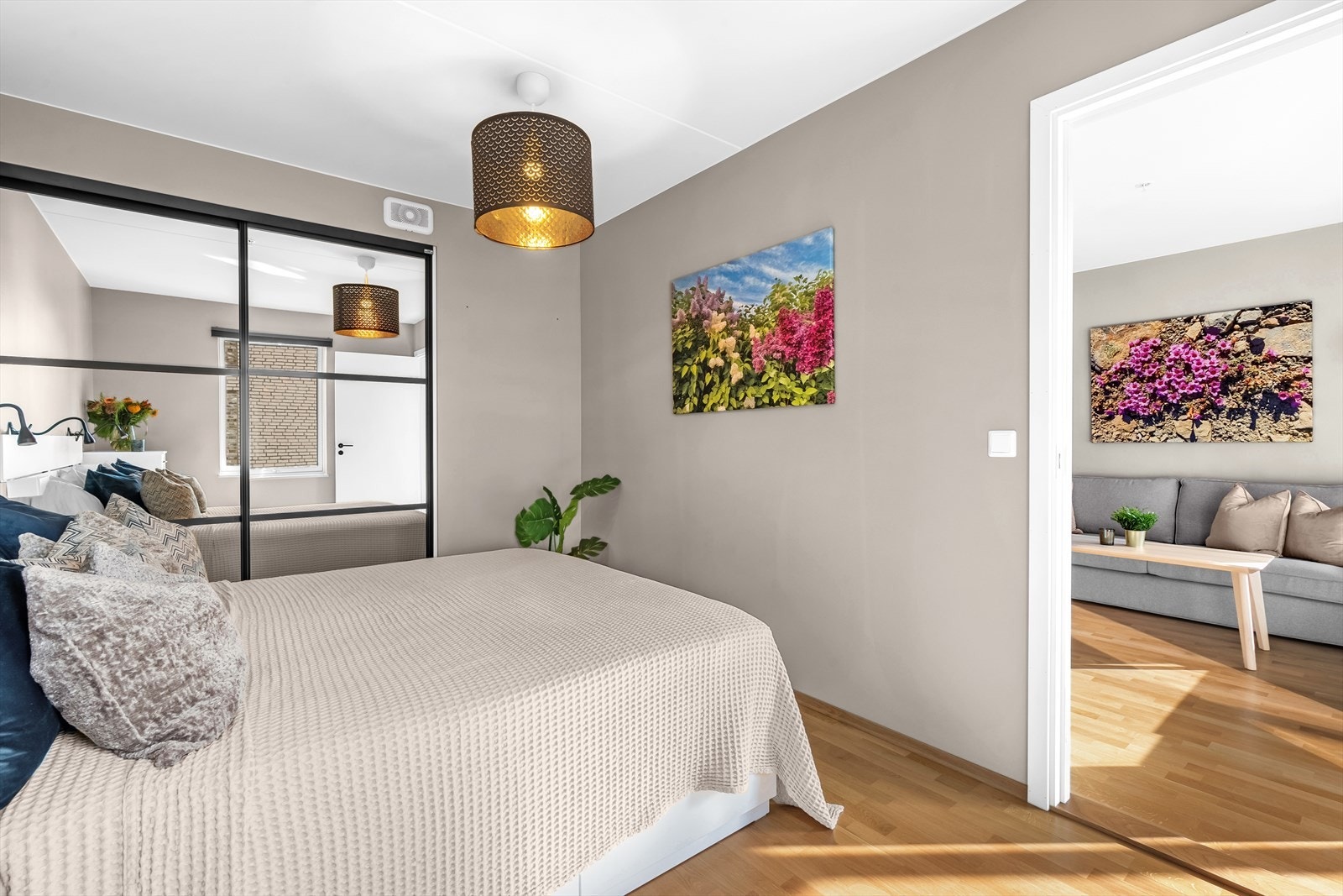 Hovedsoverommet har garderobe med skyvedører og speilfronter med lekre svarte detaljer. Galleribilde