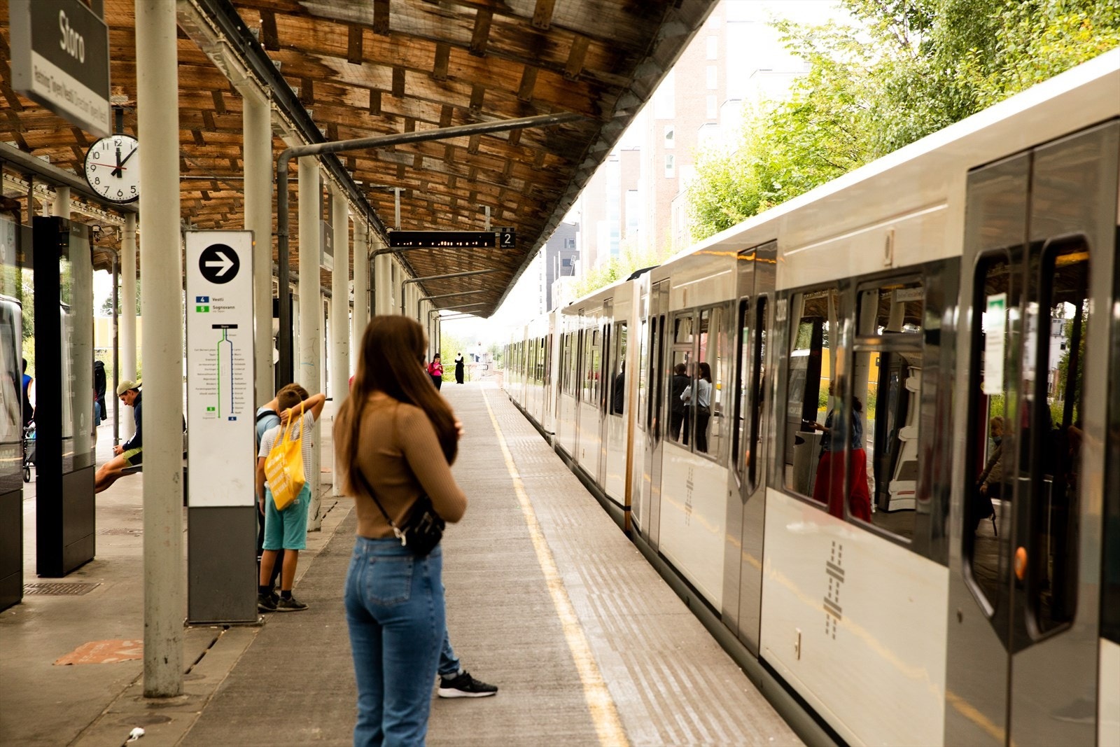 Ved å bo her får du særdeles gode offentlige kommunikasjonsmidler i umiddelbar nærhet. Her har du tilgang til både trikk, buss, t-bane, tog og flybuss. Galleribilde
