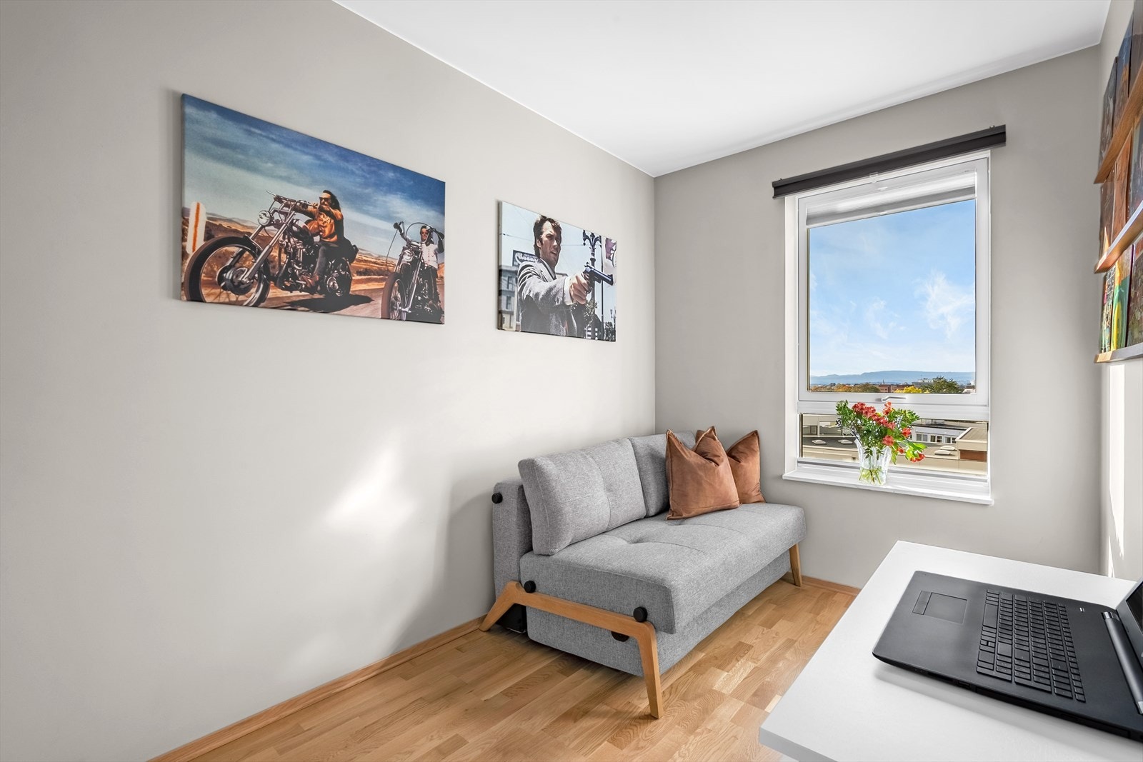 Soverom 2 har også plass til dobbeltseng. I dag er rommet innredet som kontor med sovesofa. Det er fin utsikt også fra dette rommet. Galleribilde