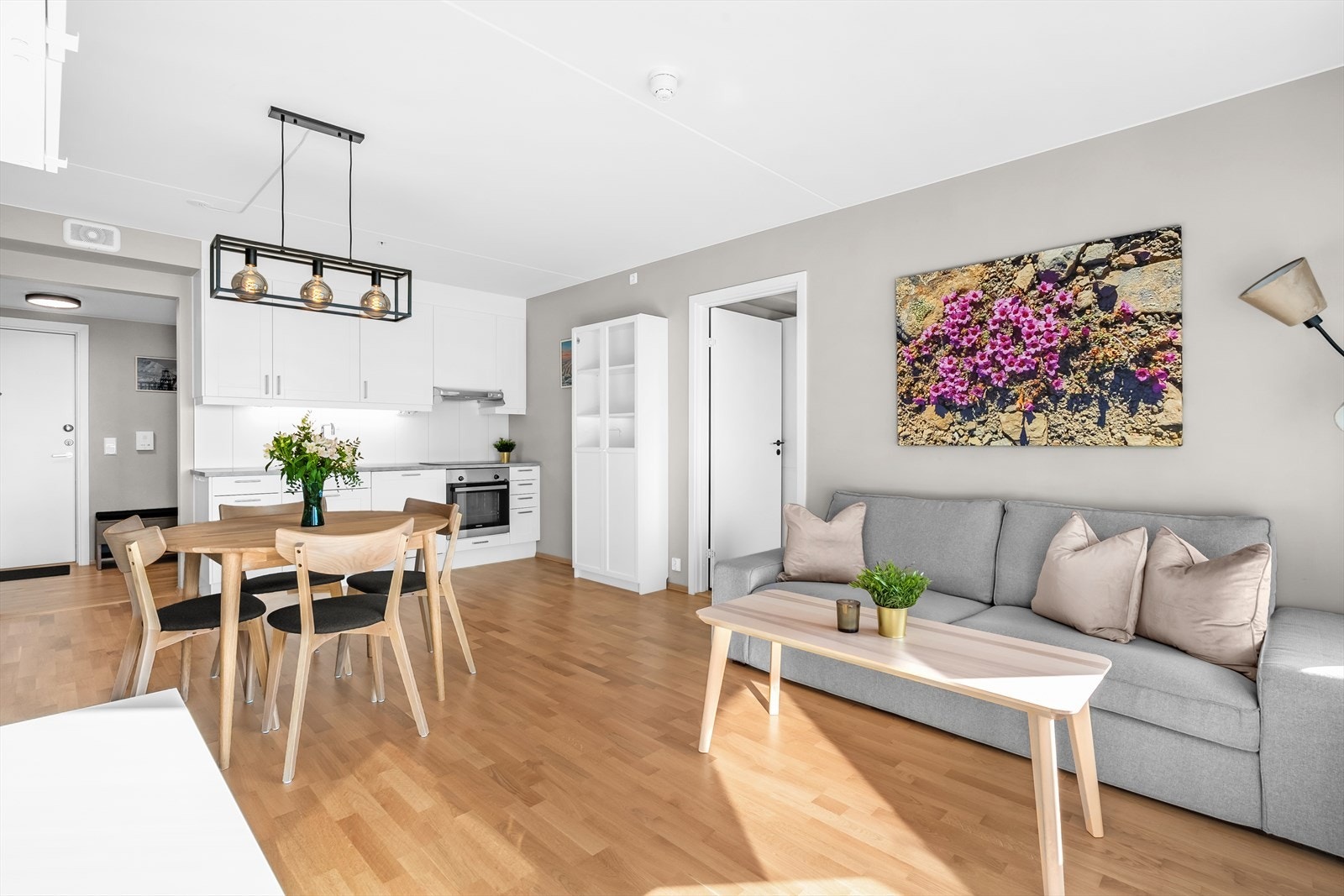 Leiligheten ble oppført i 2019 og har dermed balansert ventilasjonsanlegg som sørger for et sunt og behagelig inneklima. Galleribilde