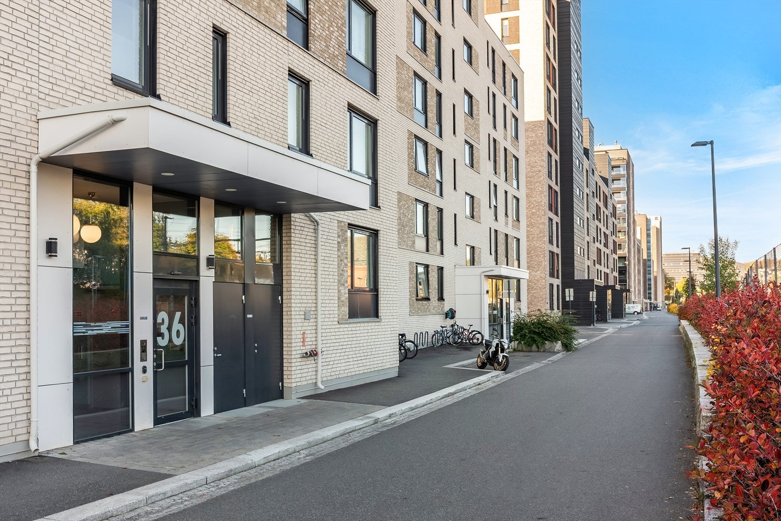 Moderne og lekkert. Leiligheten vender ut på motsatt side og ligger skjermet til. Galleribilde