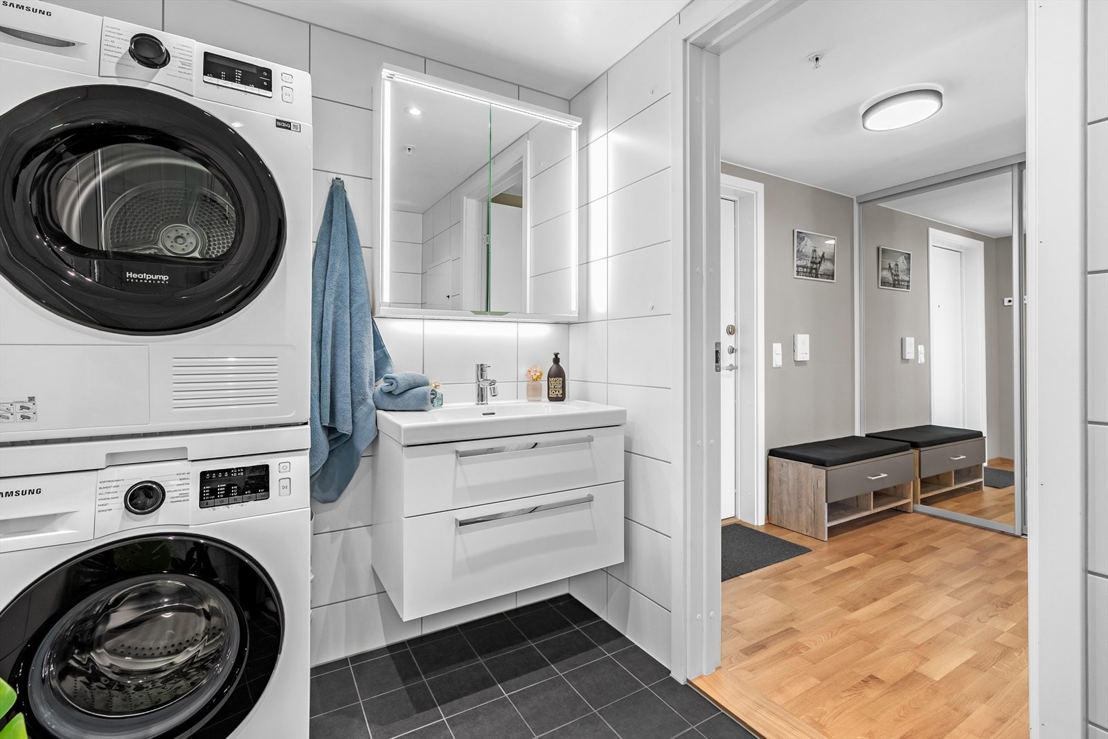 Badet er innredet med downlights i himling og har gulvvarme. Videre er det vegghengt klosett, servant nedfelt i innredning, nytt speilskap fra Comfort Storo med lys, og dusjhjørne med svingbare glassdører. Galleribilde