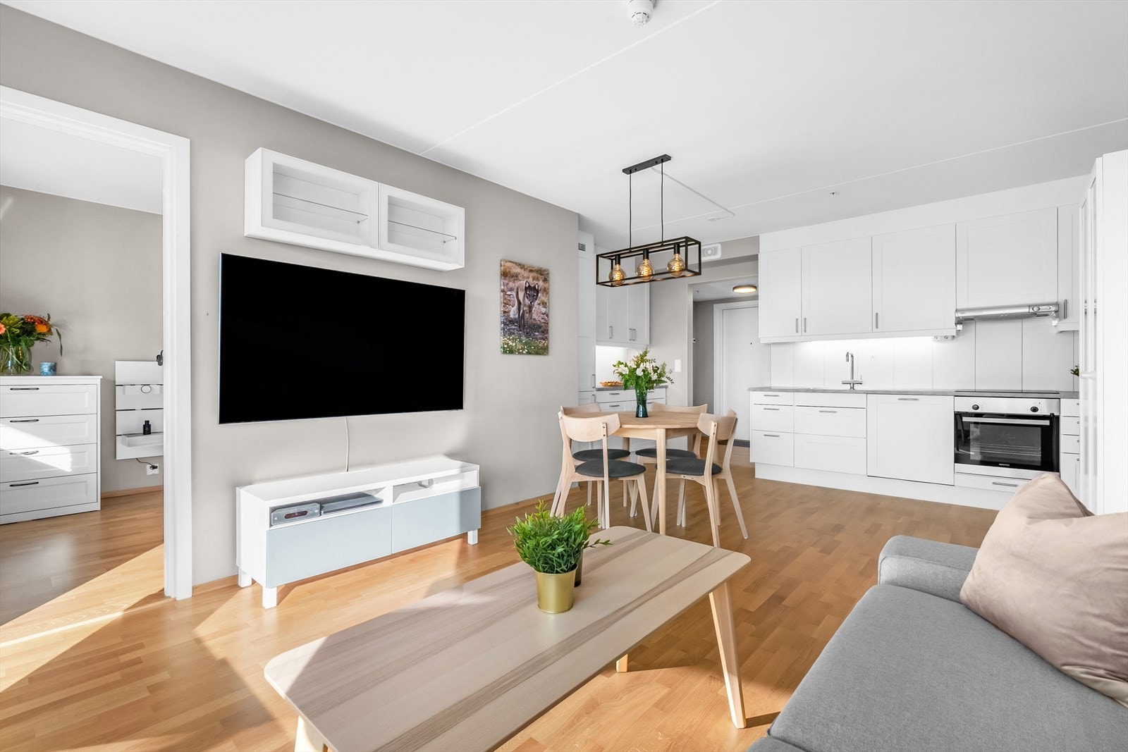 Soverommene ligger i hver sin ende av stuen, noe som gjør at leiligheten også egner seg perfekt som "vennekjøp/søskenkjøp".
Stor og fin TV, kun 2 år gammel medfølger leiligheten. Galleribilde