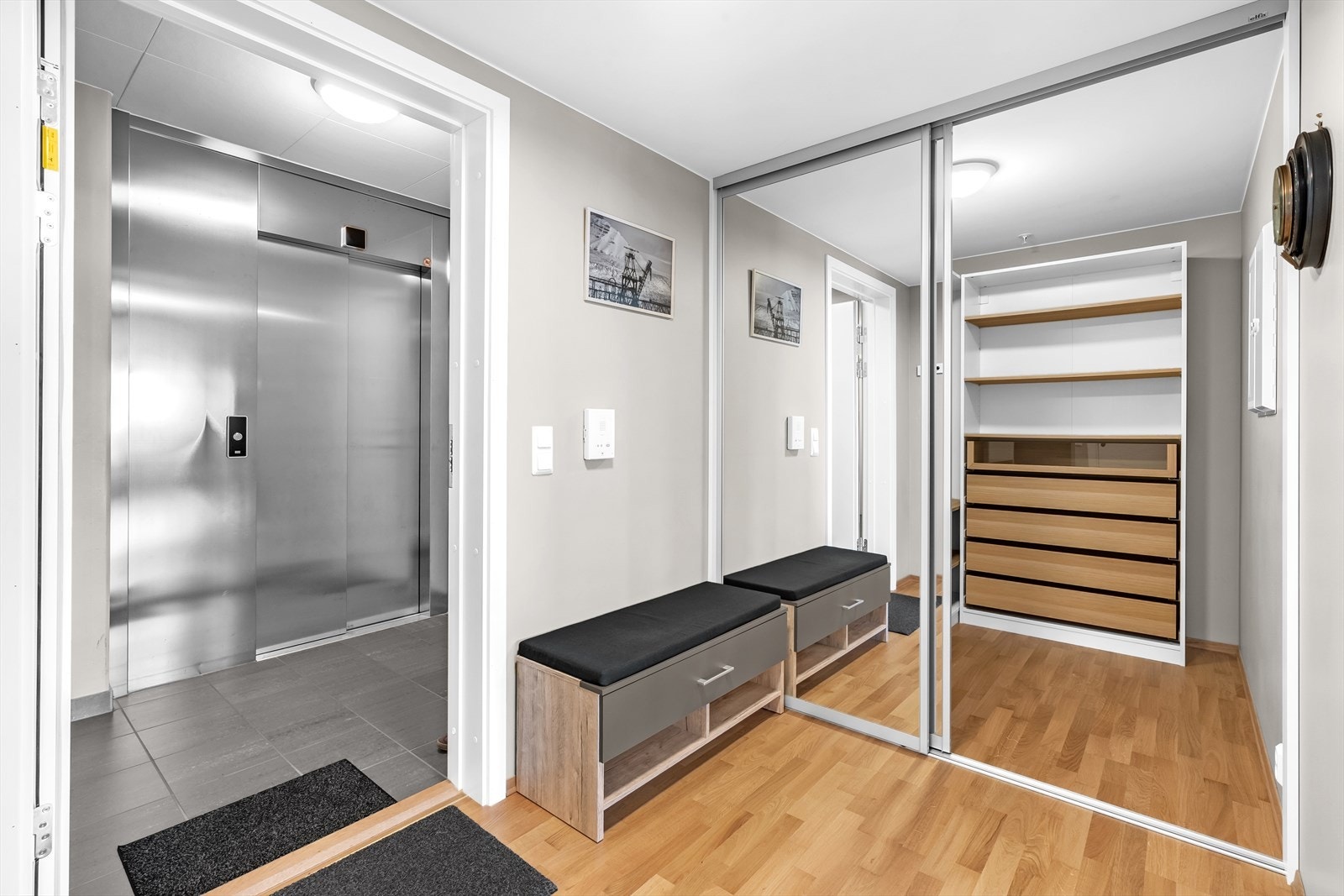 Den fine walk-in-closet/boden har rikelig med plass til klær, sko og annet utstyr. I tillegg er det også svært praktisk med heisen rett ved inngangsdøren. Galleribilde