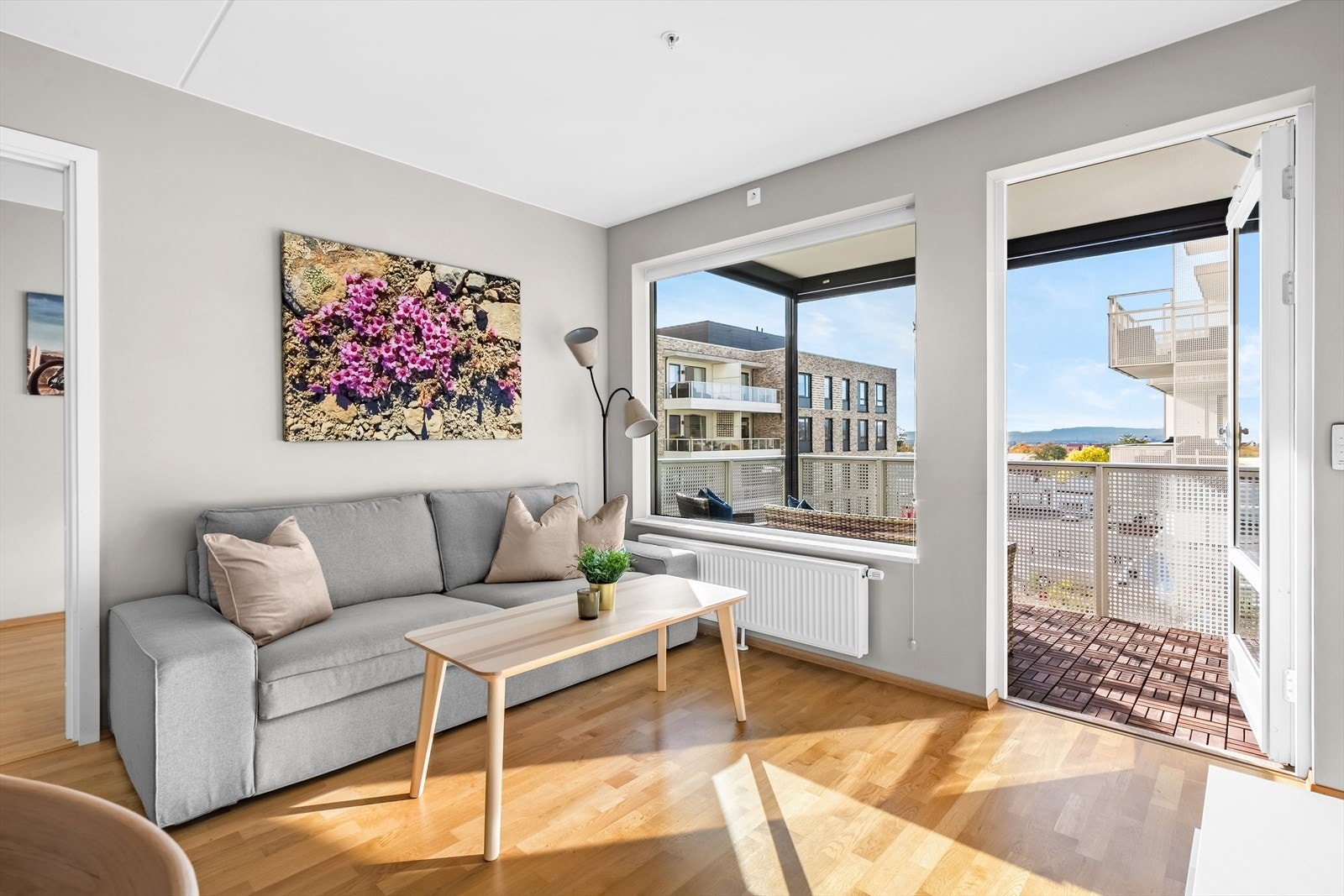 I stua er det plass til flere gjester. Rommet kan fint innredes med vinkelsofa. Galleribilde