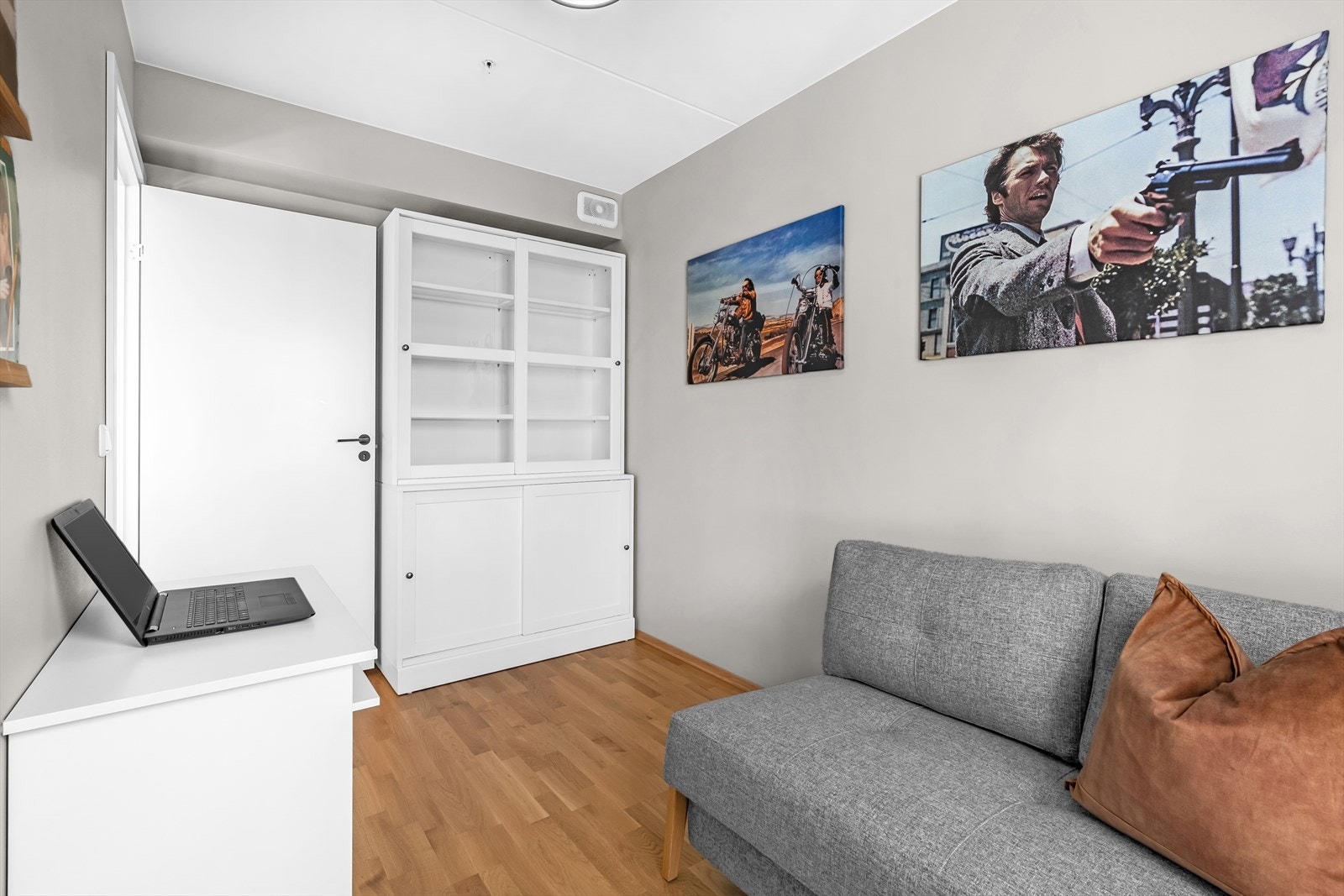 Fra soverom 2. Skapet medfølger leiligheten. Det er også mulighet for kjøp av flere møbler i leiligheten for en rimelig penge. Galleribilde