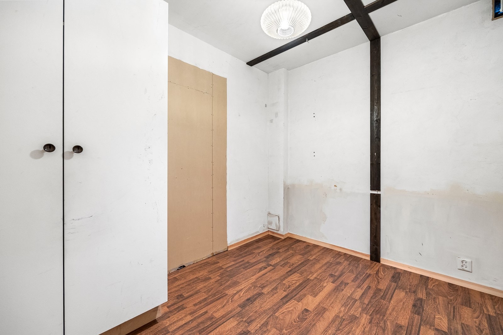 Meget stor bod like ved entré. med lufteventil mot nord. Mange i borettslaget har innredet dette som en ekstra stue, men rommet er bare godkjent som "hobbyrom" Galleribilde