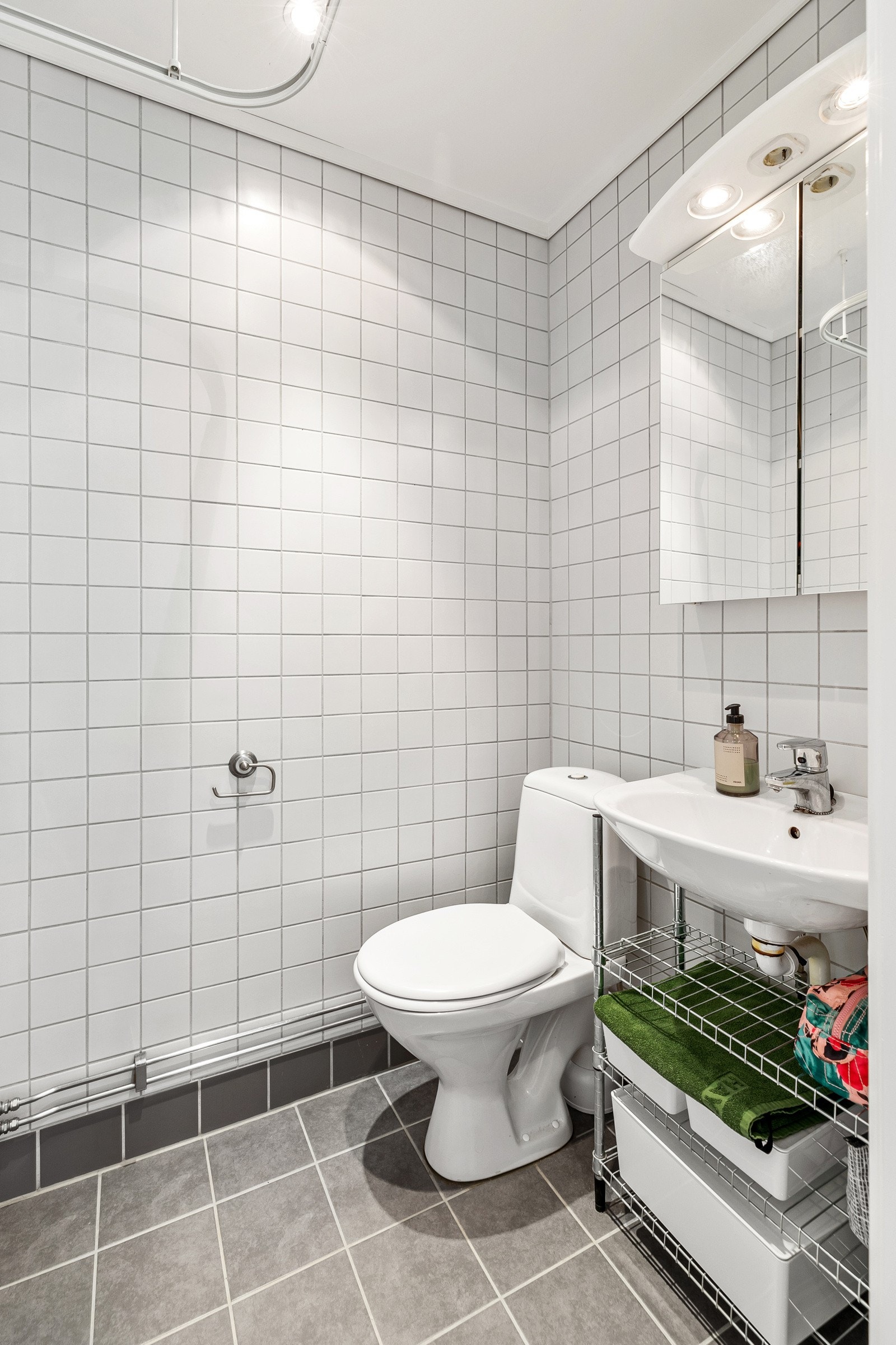 Baderommet har blitt oppgradert med nye varmekabler og moderne grå gulvfliser i 2019 Galleribilde