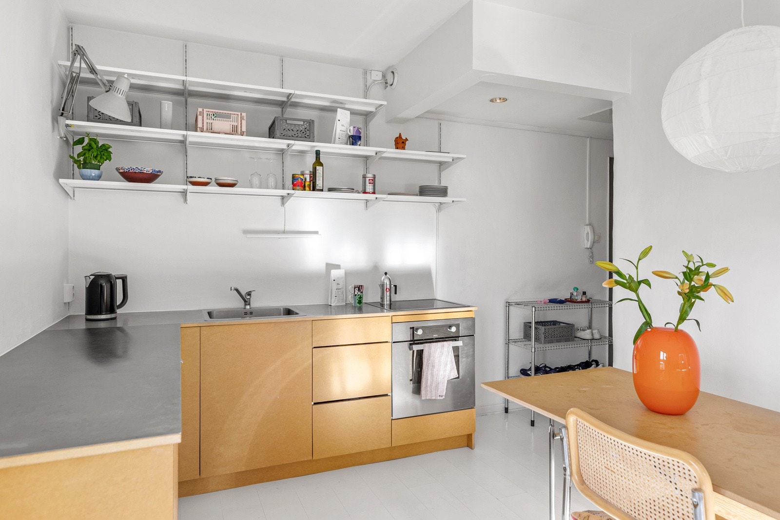 Kjøkkenet er utstyrt med moderne kjøkkeninnredning fra Kvik Galleribilde