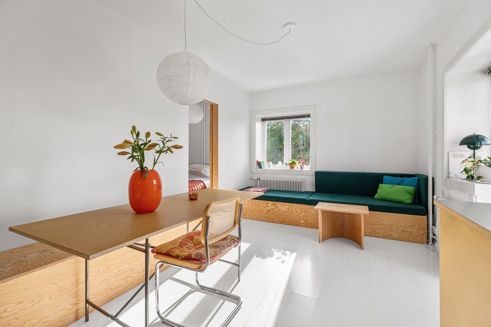 Stue malt i lyse farger med godt lysinnslipp som gir en god romfølelse Galleribilde