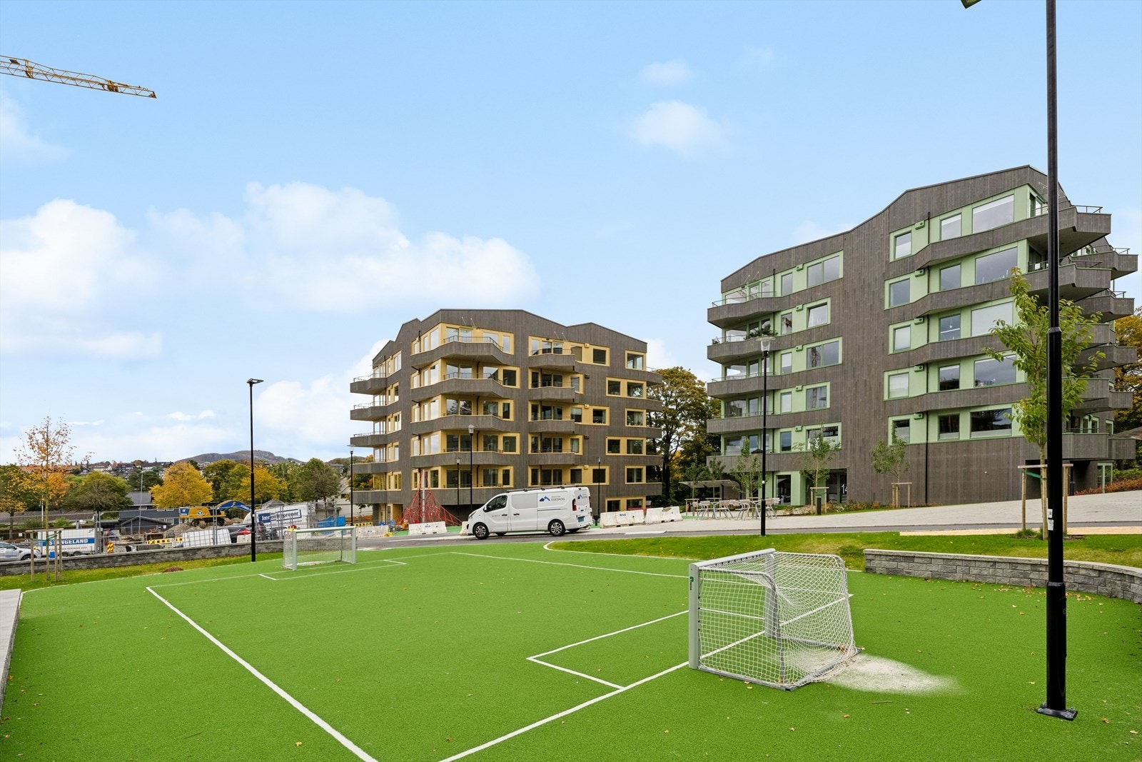 Mellom boligblokkene er det opparbeidet et flott fellesareal med fotballbane, lekeplasser og sittegrupper. Galleribilde
