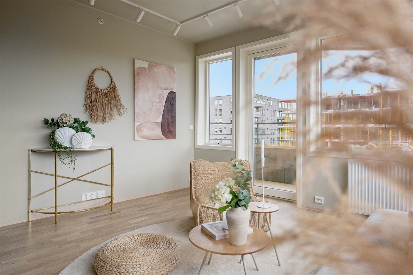 Fra stuen har man utgang til en balkong med utsikt mot fellesarealet. Galleribilde