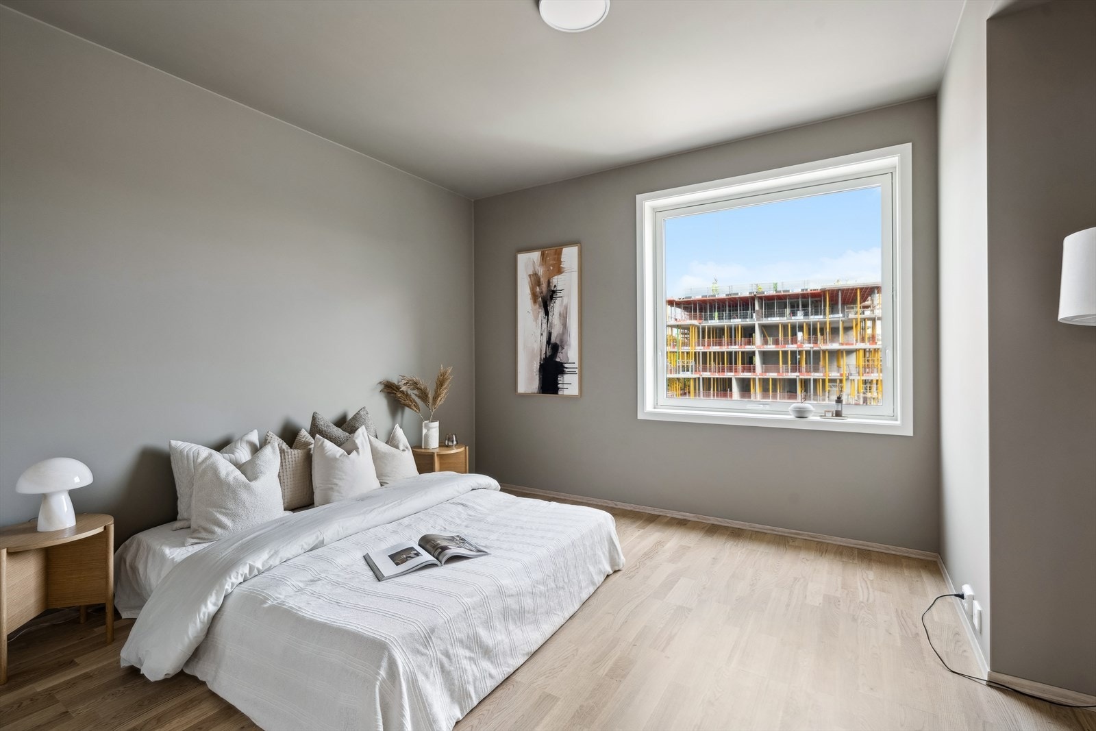 Soverom 1 er av god størrelse og vil være naturlig å benytte til hovedsoverom. Rommet er malt i en lun og fin farge og har god plass til både seng og garderobe. Galleribilde