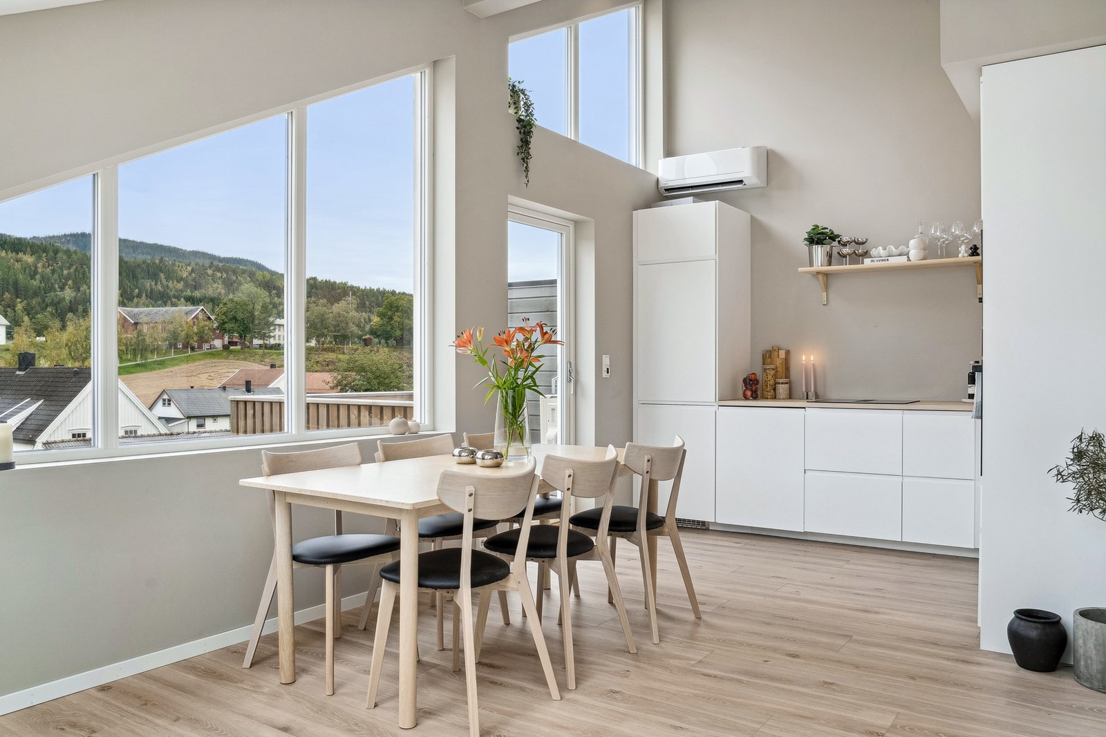 Store vindusoverflater gir rikelig med naturlig lysinnslipp. Galleribilde