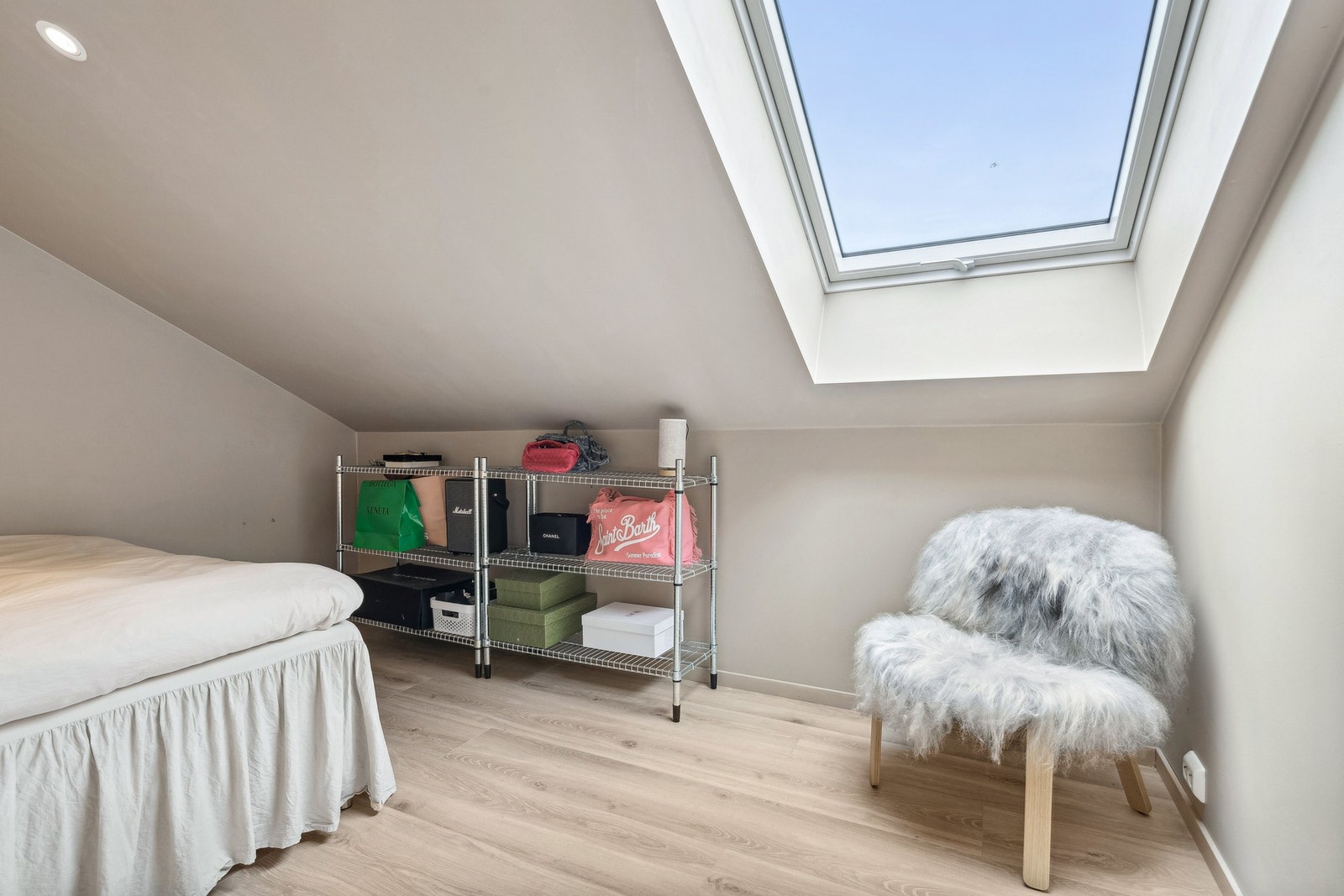 Rommet har et stort takvindu som åpner opp rommet og gir rikelig med lysinnslipp. Galleribilde