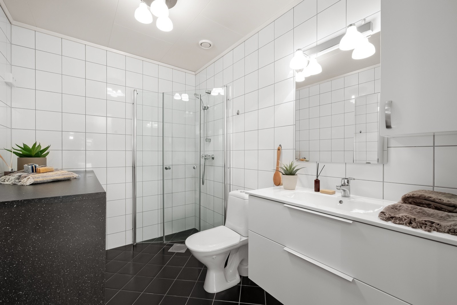 Innredningen består av høyskap, veggskap, laminert benkeinnredning med plass for vaskemaskin, toalett, samt separat dusjhjørne med innfellbare dusjdører i herdet glass. Galleribilde