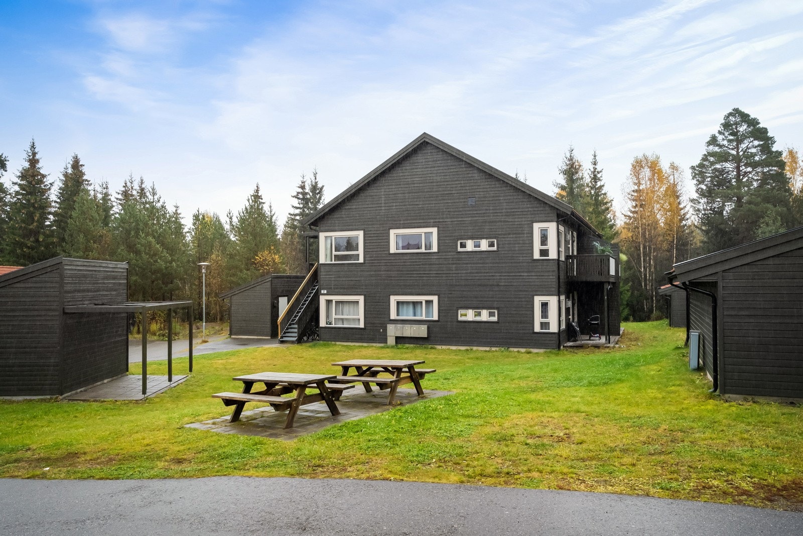 Felles eiet tomt i sameiet på 5.170,5 kvm. Tomten er pent opparbeidet med stort grøntareal, busker, lekeplass for de minste, samt asfalterte internveier og parkeringsarealer. Galleribilde