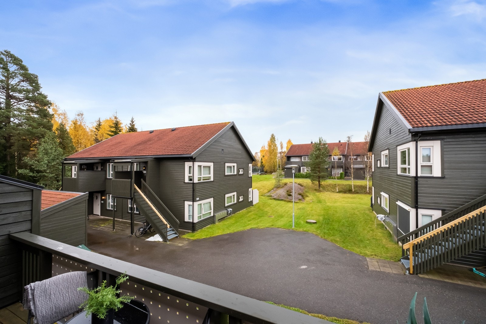 Flott utsyn fra balkongen over fellesarealet i sameiet. Galleribilde