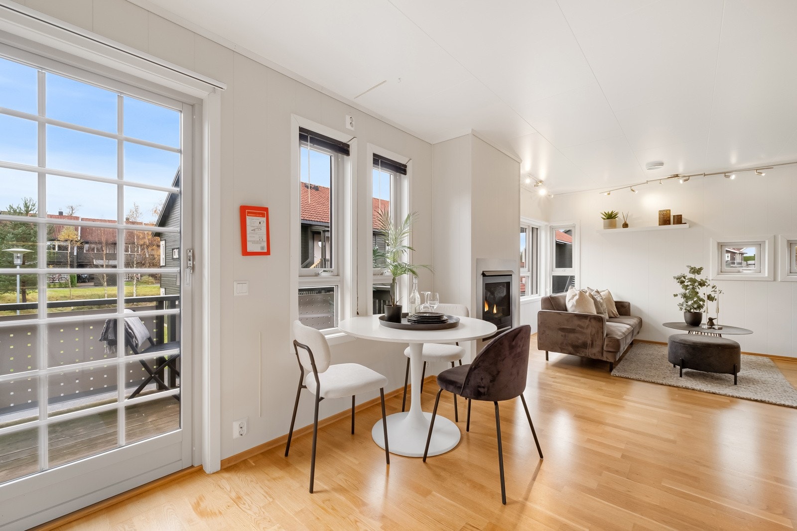 Det er lagt trestavs parkett på gulv som strekker seg sømløst inn i kjøkken og gang. Galleribilde