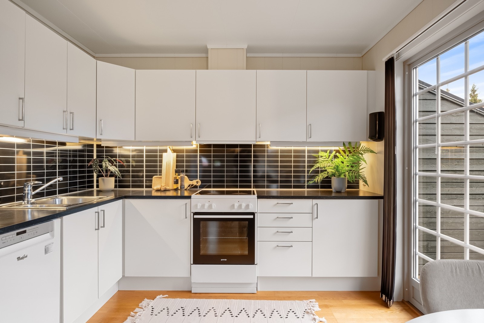 Av hvitevarer medfølger frittstående komfyr, kombinert kjøle- og fryseskap, samt oppvaskmaskin. Elektrisk ventilator over kokesonen, samt komfyrvakt. Galleribilde