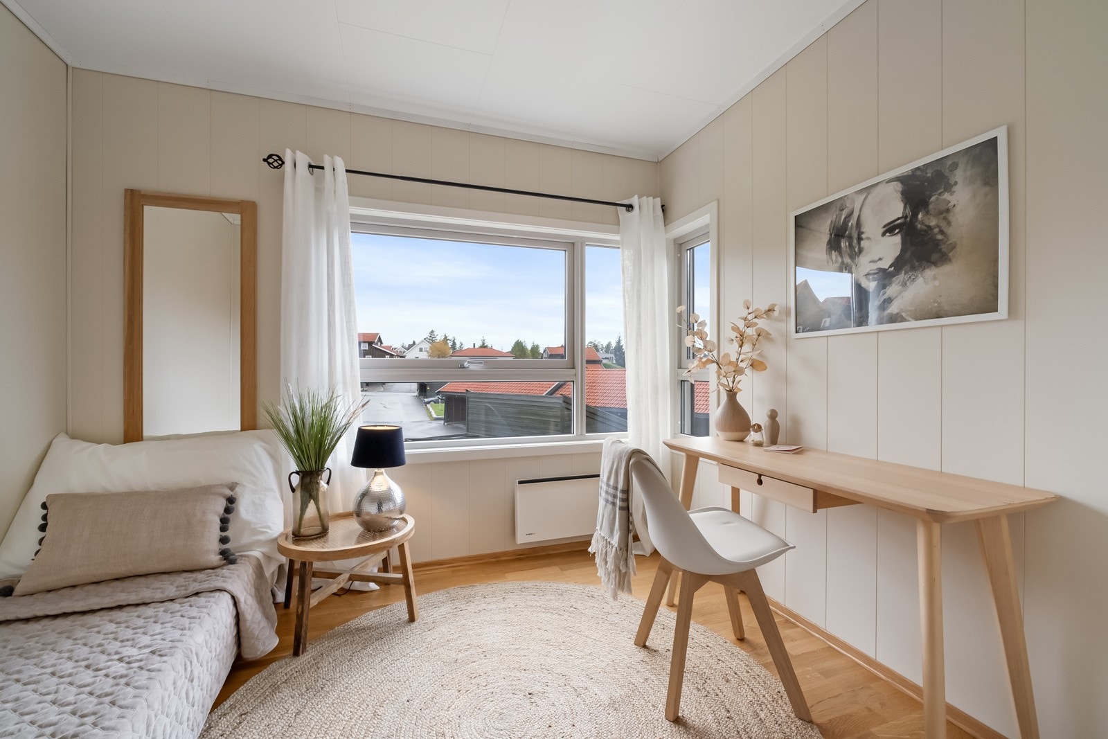 Soverom 2 fremstår som det perfekte barnerom. Rommet har lysmalte veggflater, trestavs parkett på gulv og et stort vindu som slipper inn godt med naturlig sollys. Galleribilde