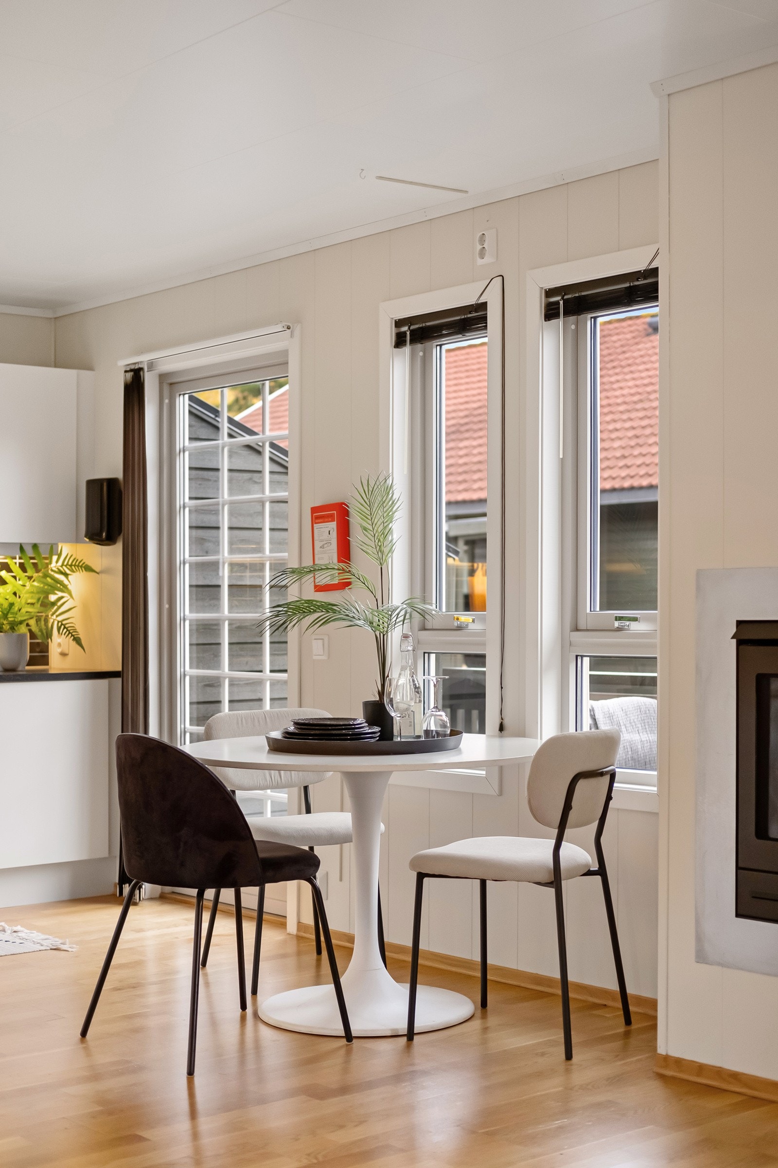 God plass til koselig spisebord foran de store vinduene. Galleribilde