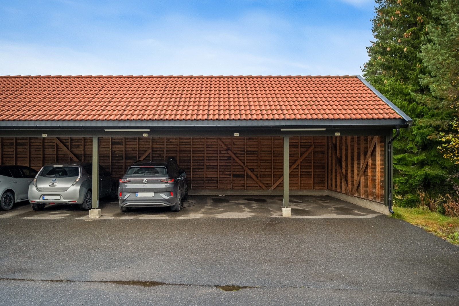 Leiligheten har bruksrett til en fast biloppstillingsplass i felles carportanlegg (nr 37A) på sameiets fellesareal. Det er mulighet for å installere elbillader av typen ZapTec Pro, må søkes om til styret. Galleribilde
