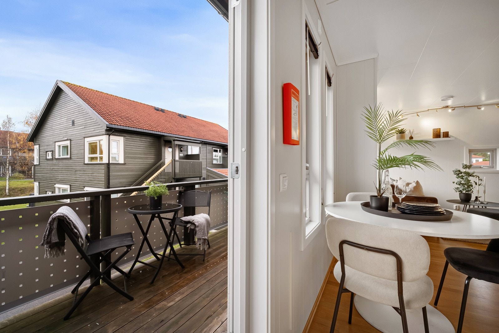 Det er utgang fra kjøkkenet/stuen til en sydvendt balkong på ca. 7 kvm hvor man kan nyte gode solforhold gjennom dagen. Galleribilde